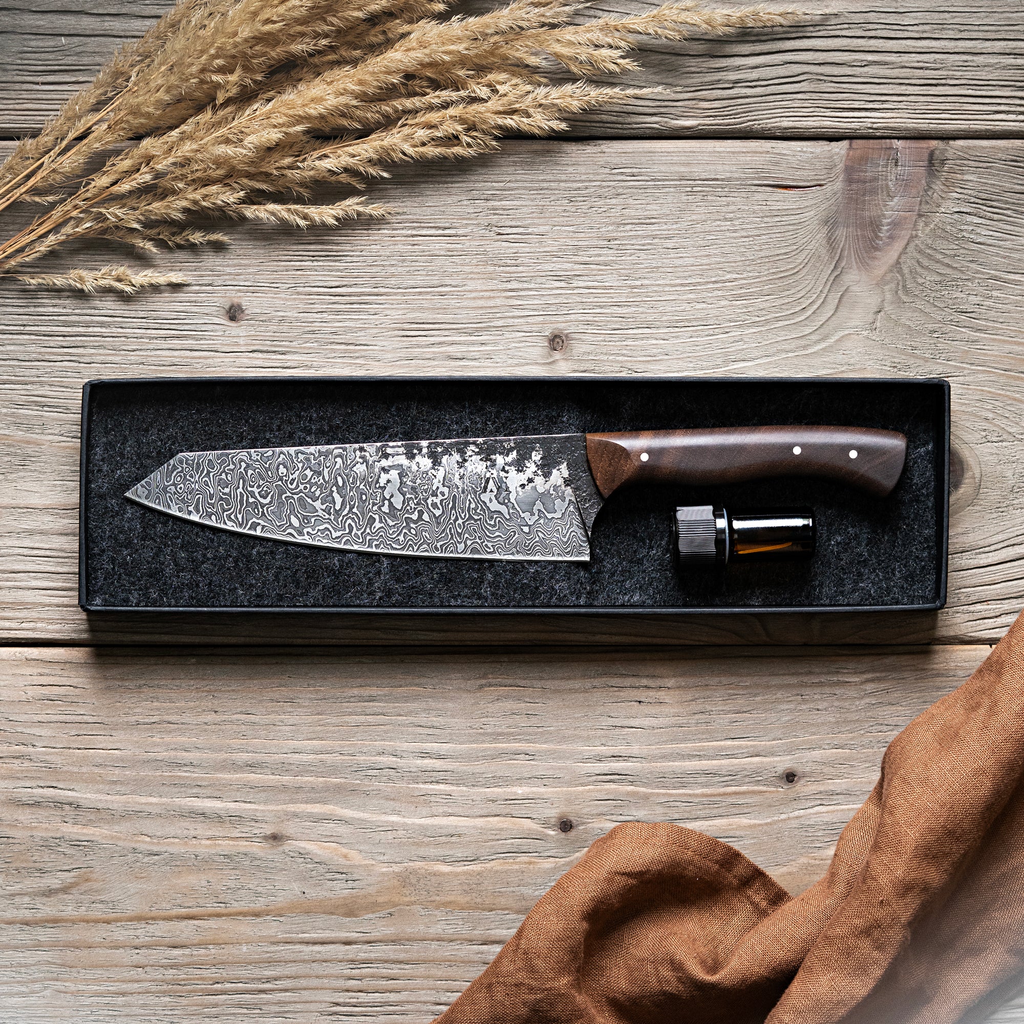 Handgeschmiedetes Damast Messer mit Nussholz Griff
